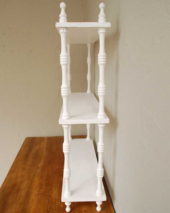 ウォールシェルフ・ウォールハンガー　アンティーク家具　フレンチスタイルにオススメ、壁に付けて使うアンティーク家具、小さなウォールシェルフ。横から見ると、こんなデザインですもちろん横顔だってキレイ！どこから見ても壁に映えてまるで絵のような雰囲気です。(d-1316-f)