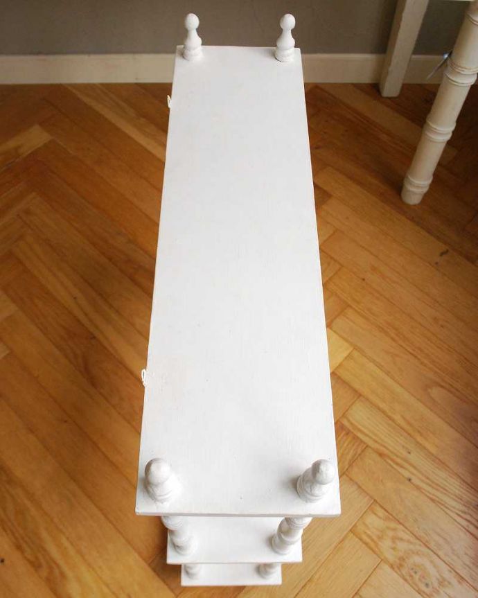 ウォールシェルフ・ウォールハンガー　アンティーク家具　フレンチスタイルにオススメ、壁に付けて使うアンティーク家具、小さなウォールシェルフ。上から見ると天板もこんな感じで、きちんと仕上げました。(d-1316-f)