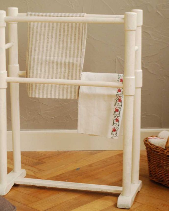 タオルハンガー　アンティーク家具　とっても可愛い木製の室内干し、アンティークのタオルハンガー。思わずほっこりしちゃう可愛いデザインぬくもりある雰囲気を作ってくれるアンティークらしいデザイン。(d-1318-f)