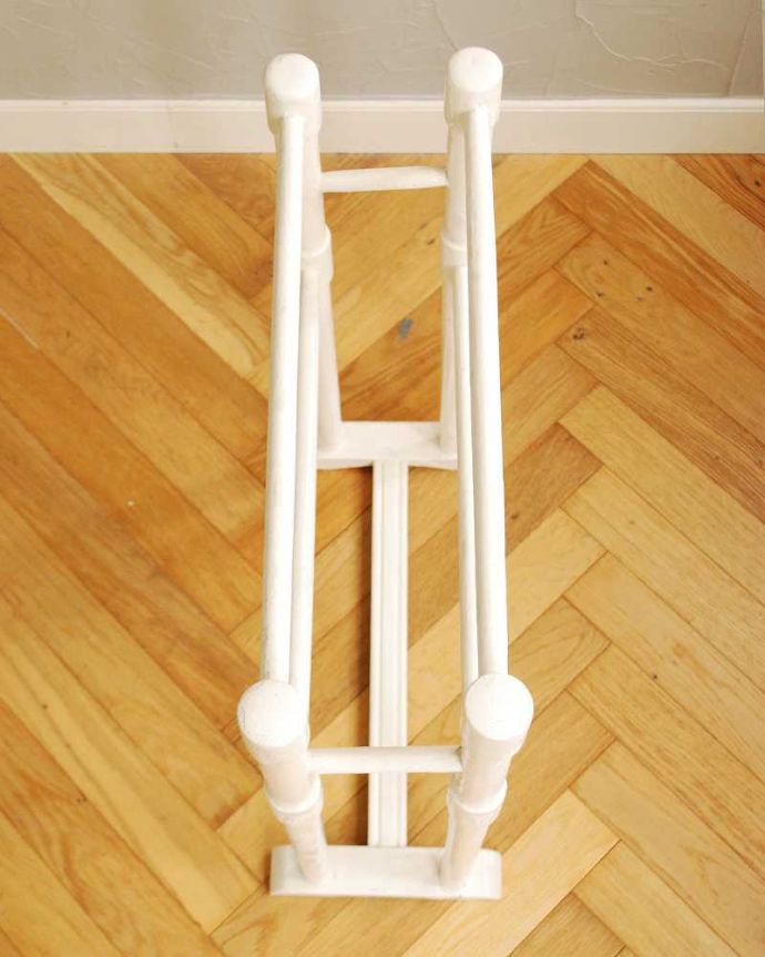 タオルハンガー　アンティーク家具　とっても可愛い木製の室内干し、アンティークのタオルハンガー。上から見てみると、こんな感じ分かりやすく上から見てみると全部でバーが４本付いています。(d-1318-f)