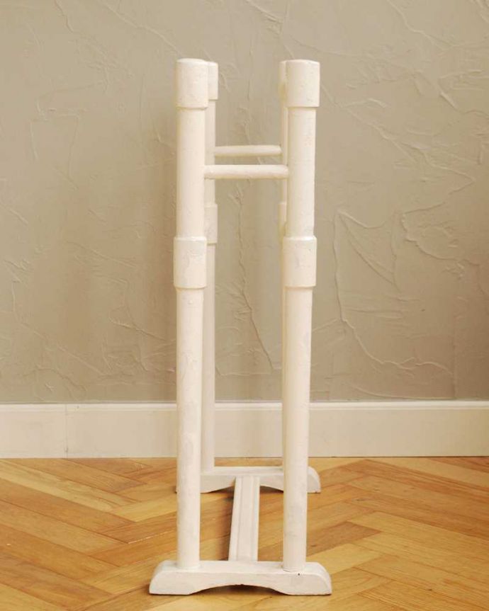 タオルハンガー　アンティーク家具　とっても可愛い木製の室内干し、アンティークのタオルハンガー。横から見ても可愛いんです。(d-1318-f)