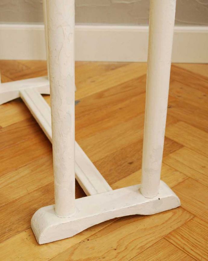 タオルハンガー　アンティーク家具　とっても可愛い木製の室内干し、アンティークのタオルハンガー。引きずっても大丈夫Handleではアンティーク家具の脚の裏にフェルトキーパーをお付けして、床を引きずってもキズが付きにくいようにしています。(d-1318-f)