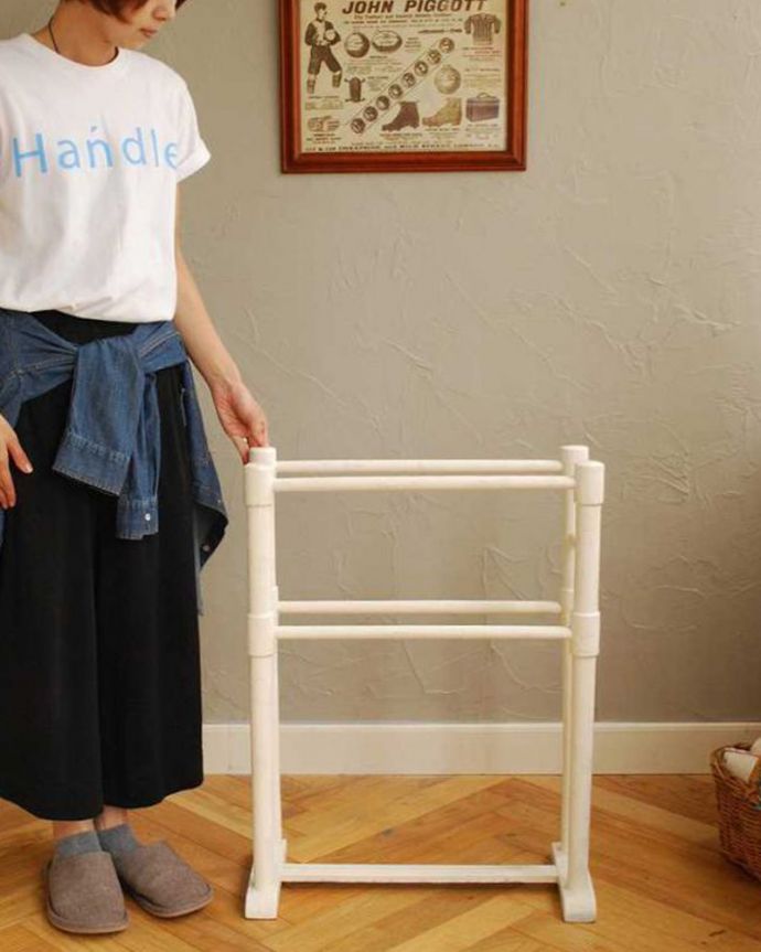 タオルハンガー　アンティーク家具　とっても可愛い木製の室内干し、アンティークのタオルハンガー。いろんな場所でいろんな用途で使えるアンティークもともと寝室用のタオル掛けとして作られた家具。(d-1318-f)