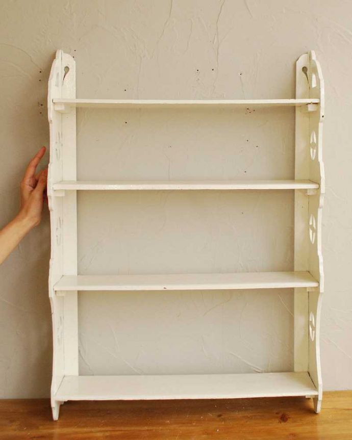 ウォールシェルフ・ウォールハンガー　アンティーク家具　フランスらしいカッティングがお洒落なアンティークの小さなペイント家具、ウォールシェルフ。壁をオシャレにしてくれる実用的なペイントシェルフフランスらしい色使いがおシャレな雰囲気を作ってくれるシェルフ。(d-1319-f)