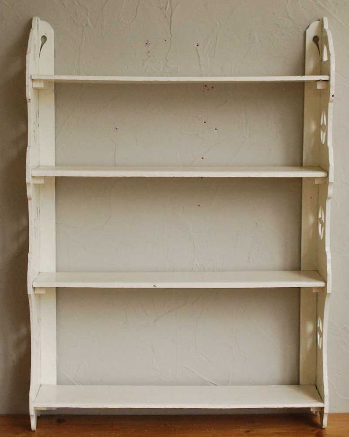 ウォールシェルフ・ウォールハンガー　アンティーク家具　フランスらしいカッティングがお洒落なアンティークの小さなペイント家具、ウォールシェルフ。壁のオシャレを楽しみましょう壁に取り付けるだけでなんだかワクワクしちゃう可愛らしさ。(d-1319-f)