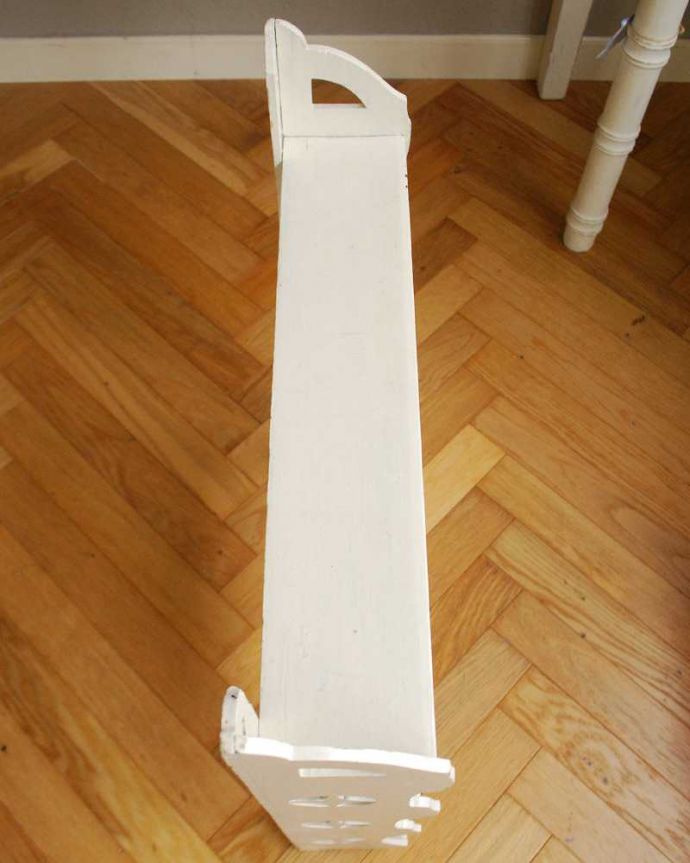 ウォールシェルフ・ウォールハンガー　アンティーク家具　フランスらしいカッティングがお洒落なアンティークの小さなペイント家具、ウォールシェルフ。上から見ると天板もこんな感じで、きちんと仕上げました。(d-1319-f)