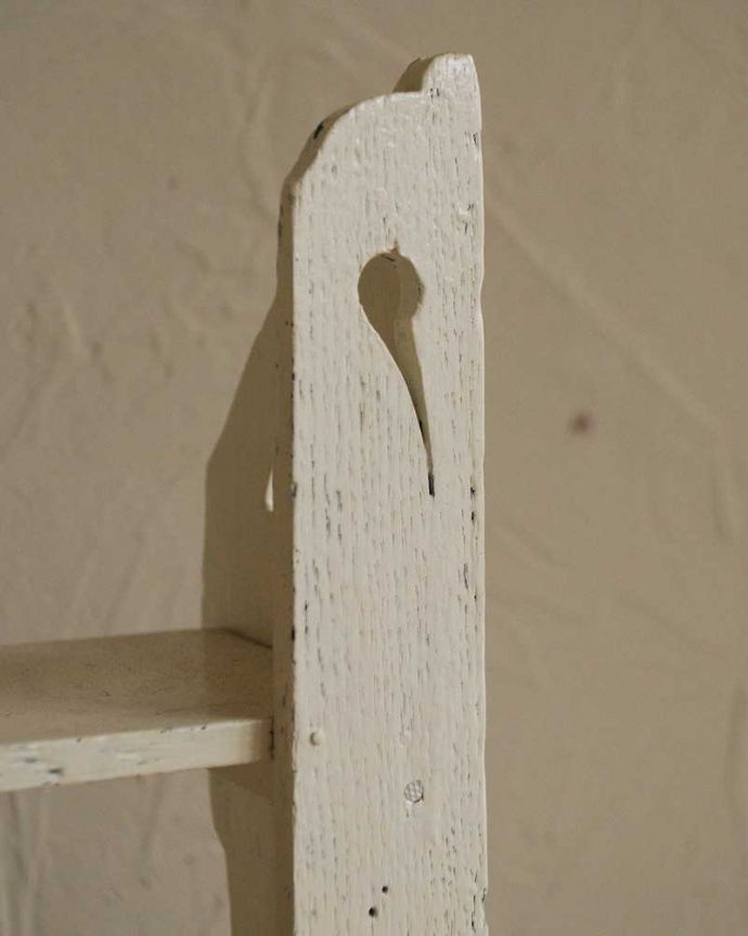 ウォールシェルフ・ウォールハンガー　アンティーク家具　フランスらしいカッティングがお洒落なアンティークの小さなペイント家具、ウォールシェルフ。壁に取り付け出来ます。(d-1319-f)