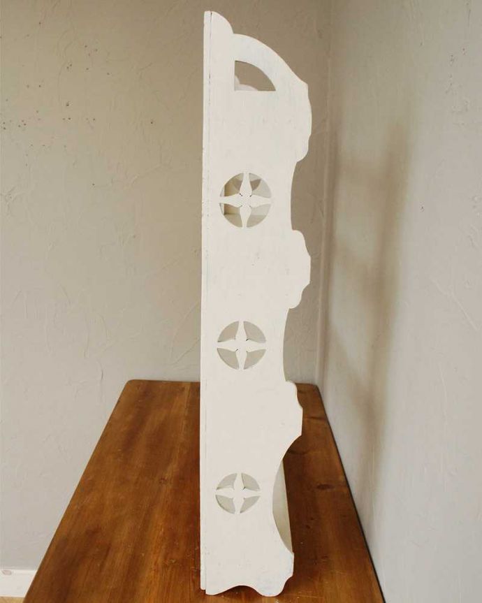 ウォールシェルフ・ウォールハンガー　アンティーク家具　フランスらしいカッティングがお洒落なアンティークの小さなペイント家具、ウォールシェルフ。横から見ると、こんなデザインですもちろん横顔だってキレイ！どこから見ても壁に映えてまるで絵のような雰囲気です。(d-1319-f)