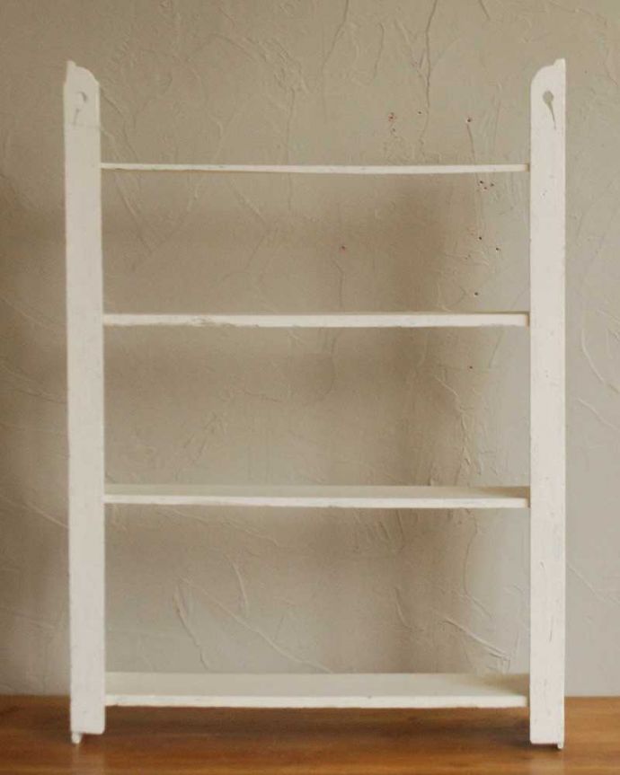 ウォールシェルフ・ウォールハンガー　アンティーク家具　フランスらしいカッティングがお洒落なアンティークの小さなペイント家具、ウォールシェルフ。後ろ側を見てみると･･･アンティークは新品ではないので、もちろん経年変化によるキズはありますが、壁に付ける部分も職人がキレイに修復したので、安心してお使いください。(d-1319-f)