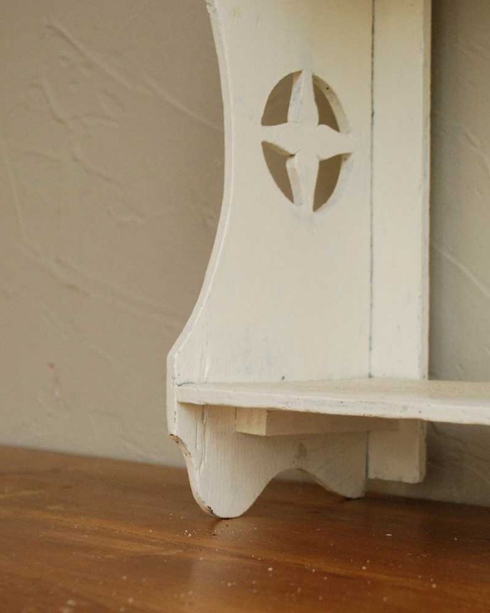 ウォールシェルフ・ウォールハンガー　アンティーク家具　フランスらしいカッティングがお洒落なアンティークの小さなペイント家具、ウォールシェルフ。脚付きなので置いても使えます。(d-1319-f)