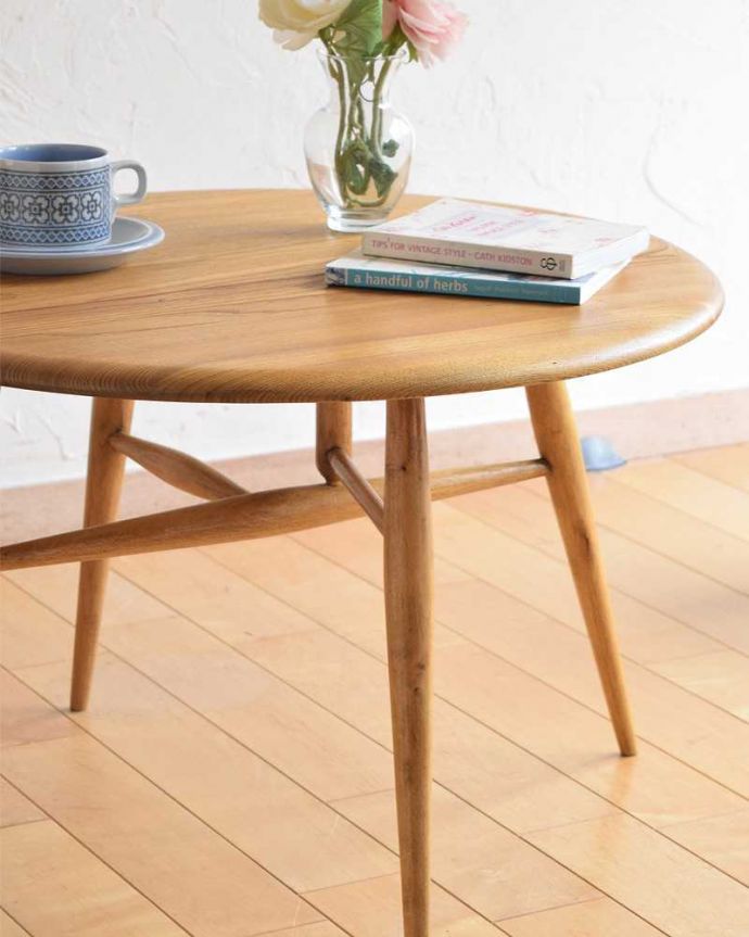 アーコールの家具　アンティーク家具　ナチュラルな色がオシャレなアーコール家具、伸張式のドロップリーフコーヒーテーブル。シンプルでスッキリとカッコいい脚アーコールらしいスッキリとしたデザインの脚。(d-1321-f)