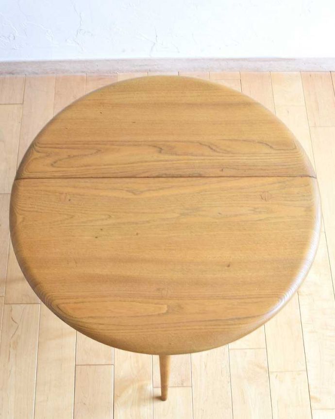 アーコールの家具　アンティーク家具　ナチュラルな色がオシャレなアーコール家具、伸張式のドロップリーフコーヒーテーブル。上から見るとまん丸の形広げた状態で天板を見てみるとこんな感じ。(d-1321-f)