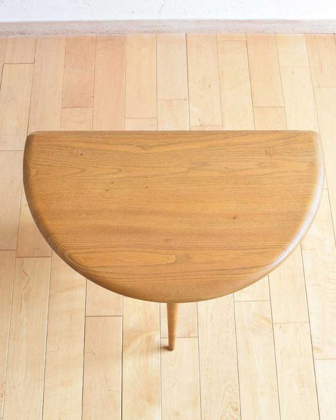 アーコールの家具　アンティーク家具　ナチュラルな色がオシャレなアーコール家具、伸張式のドロップリーフコーヒーテーブル。パタンと閉じればコンパクトに使わないときは、たたんで壁につけておけば、お部屋が広く使えます。(d-1321-f)