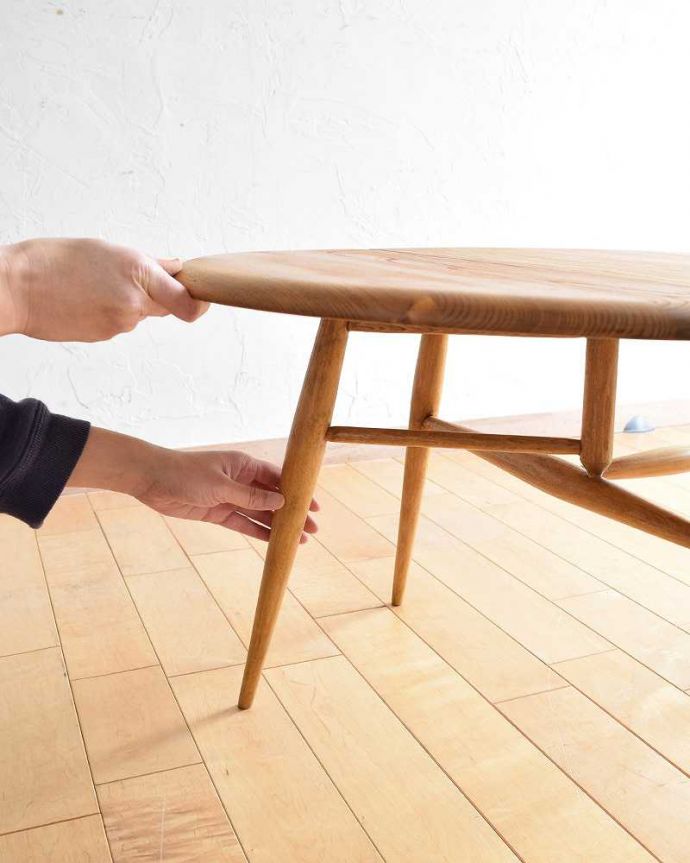 アーコールの家具　アンティーク家具　ナチュラルな色がオシャレなアーコール家具、伸張式のドロップリーフコーヒーテーブル。あっという間にサイズが変えれます。(d-1321-f)