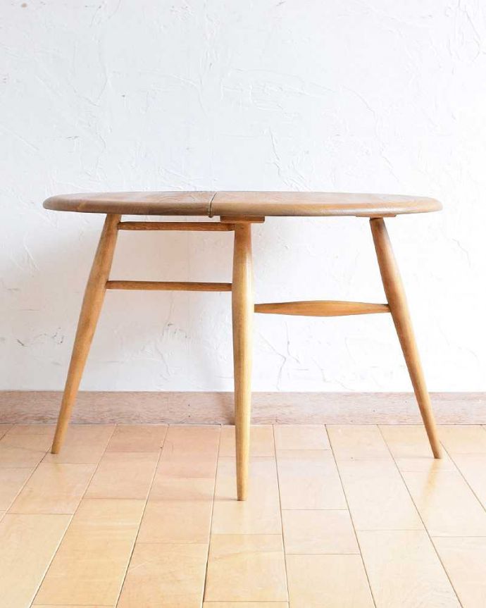 アーコールの家具　アンティーク家具　ナチュラルな色がオシャレなアーコール家具、伸張式のドロップリーフコーヒーテーブル。開いた脚の形にも注目！凝った足元のデザイン。(d-1321-f)