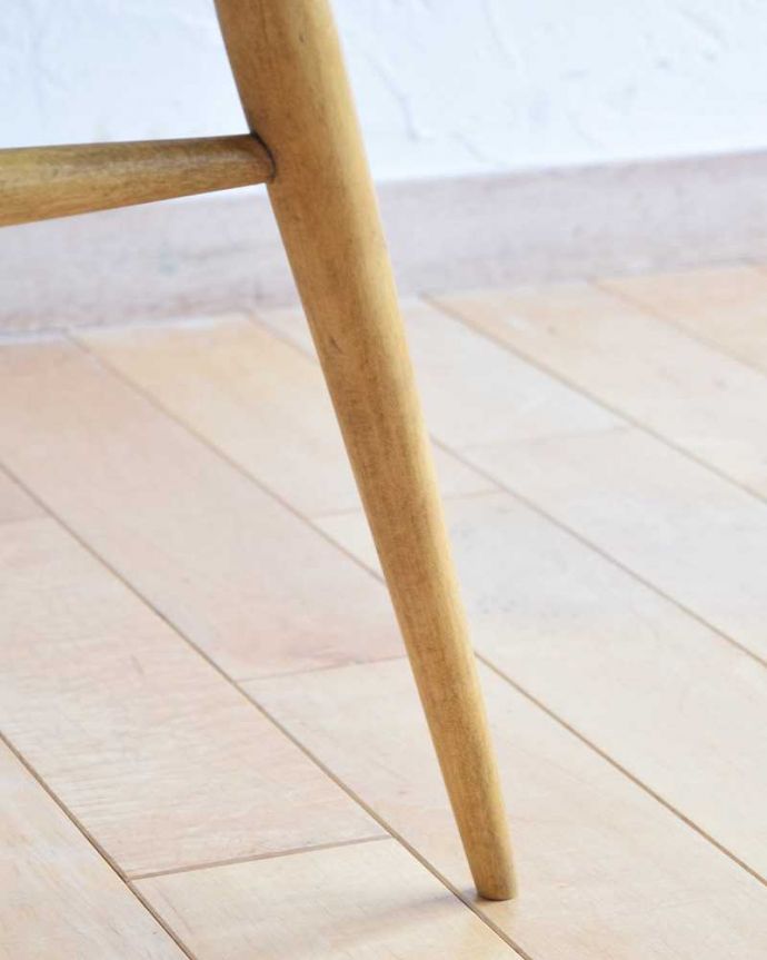 アーコールの家具　アンティーク家具　ナチュラルな色がオシャレなアーコール家具、伸張式のドロップリーフコーヒーテーブル。持ち上げなくても移動できます！Handleのアンティークは、脚の裏にフェルトキーパーをお付けしていますので、持ち上げなくても床を滑らせて移動させることが出来ます 。(d-1321-f)