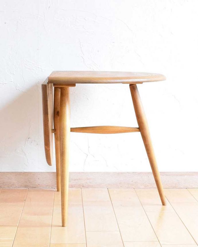 アーコールの家具　アンティーク家具　ナチュラルな色がオシャレなアーコール家具、伸張式のドロップリーフコーヒーテーブル。片方閉じるとこんな感じ壁にピタッとくっつけることも出来ちゃう半円形。(d-1321-f)