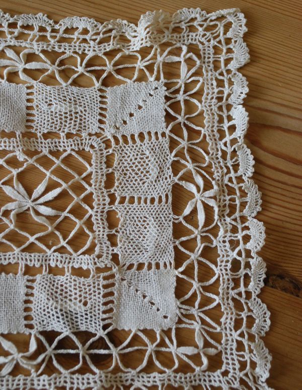 珍しい長方形のアンティークドイリーレース(d-1321-z)｜アンティーク雑貨