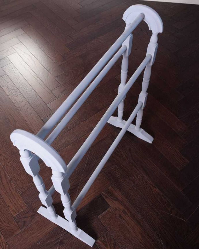 タオルハンガー　アンティーク家具　フランスらしいペイント仕上げのアンティーク雑貨、木製のタオルハンガー（５本タイプ）。上から見てみると、こんな感じ分かりやすく上から見てみると全部でバーが5本付いています。(d-1322-f)