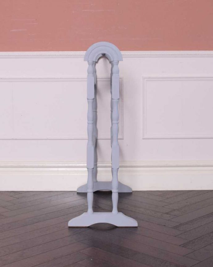 タオルハンガー　アンティーク家具　フランスらしいペイント仕上げのアンティーク雑貨、木製のタオルハンガー（５本タイプ）。横から見ても可愛いんです。(d-1322-f)