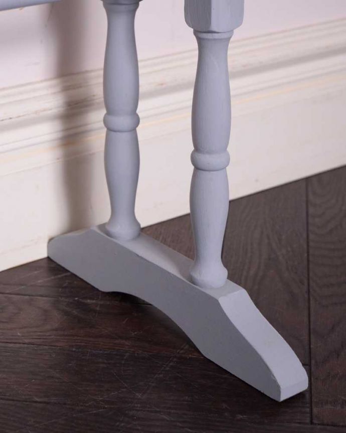 タオルハンガー　アンティーク家具　フランスらしいペイント仕上げのアンティーク雑貨、木製のタオルハンガー（５本タイプ）。引きずっても大丈夫Handleではアンティーク家具の脚の裏にフェルトキーパーをお付けして、床を引きずってもキズが付きにくいようにしています。(d-1322-f)