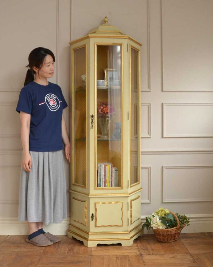 アンティークのキャビネット　アンティーク家具　フランスで見つけたアンティーク家具、フェミニンなディスプレイキャビネット。毎日がお姫様気分。(d-1323-f)