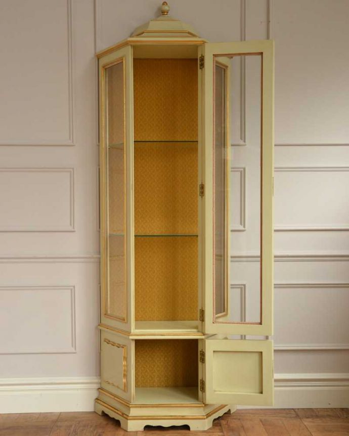 アンティークのキャビネット　アンティーク家具　フランスで見つけたアンティーク家具、フェミニンなディスプレイキャビネット。扉を開けると･･･棚板はガラスなので、光を反射し中に入れたものをさらに素敵に見せてくれます。(d-1323-f)