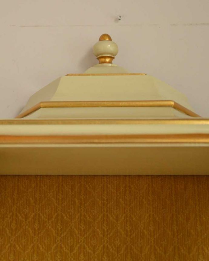 アンティークのキャビネット　アンティーク家具　フランスで見つけたアンティーク家具、フェミニンなディスプレイキャビネット。惚れ惚れしちゃう美しさフランスらしい可愛らしさをいろんな場所で見つけることが出来ます。(d-1323-f)