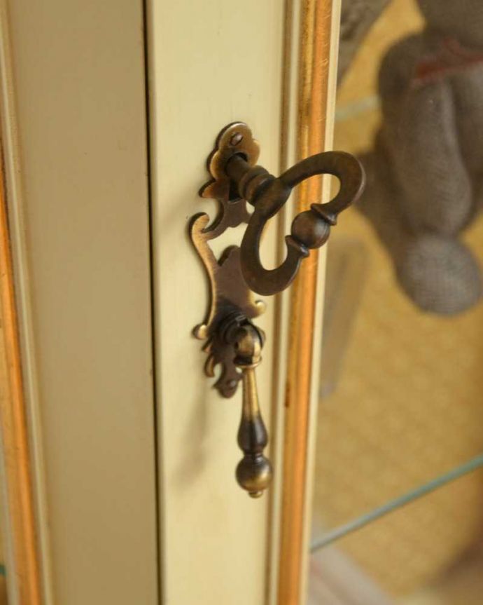 アンティークのキャビネット　アンティーク家具　フランスで見つけたアンティーク家具、フェミニンなディスプレイキャビネット。カギも使えますフランスらしい優雅なデザインは取っ手にも。(d-1323-f)