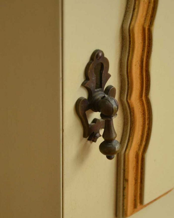 アンティークのキャビネット　アンティーク家具　フランスで見つけたアンティーク家具、フェミニンなディスプレイキャビネット。開ける度にワクワク取っ手もアンティークらしいデザイン。(d-1323-f)