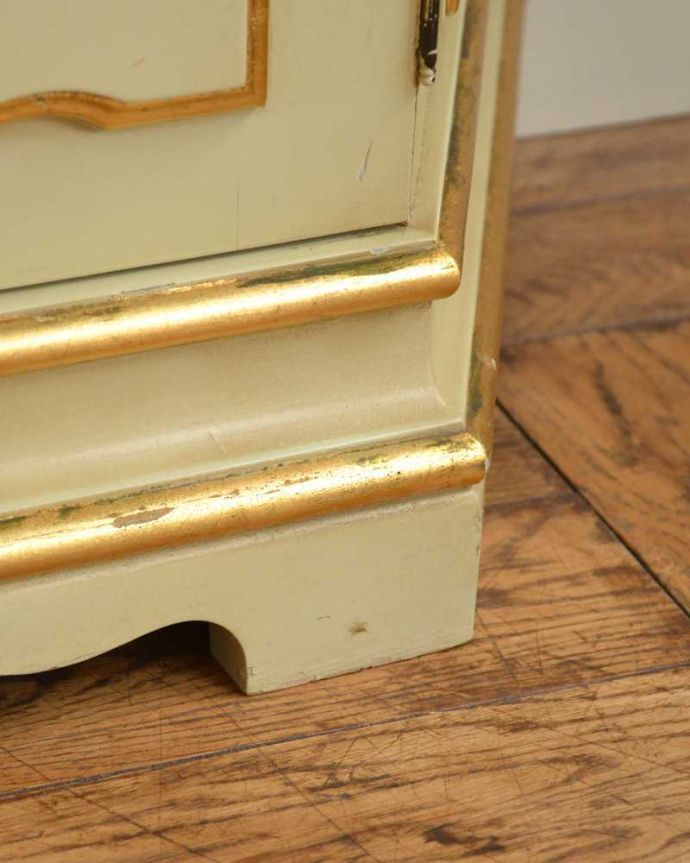 アンティークのキャビネット　アンティーク家具　フランスで見つけたアンティーク家具、フェミニンなディスプレイキャビネット。女性でも運べちゃう理由は･･･Handleのアンティークは、脚の裏にフェルトキーパーをお付けしていますので、重い家具でも床を滑らせれて移動出来ます。(d-1323-f)