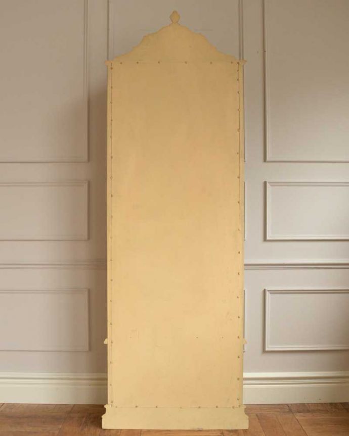 アンティークのキャビネット　アンティーク家具　フランスで見つけたアンティーク家具、フェミニンなディスプレイキャビネット。後ろ姿はこんな感じアンティークは新品ではないので、もちろん経年変化によるキズはありますが、専門の職人がキレイにお直しをしているので、後ろ姿もキレイです。(d-1323-f)