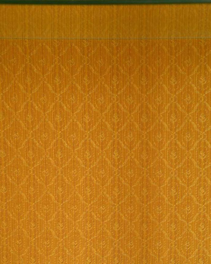 アンティークのキャビネット　アンティーク家具　フランスで見つけたアンティーク家具、フェミニンなディスプレイキャビネット。上品な背板の柄ですキャビネットの表情に似合う上品な生地クロスが背板に貼ってありました。(d-1323-f)