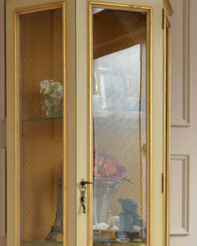 アンティークのキャビネット　アンティーク家具　フランスで見つけたアンティーク家具、フェミニンなディスプレイキャビネット。ガラス越しに中をのぞいてみると･･･昔、作られたアンティークのガラスは今のものと違ってゆらめきがあります。(d-1323-f)