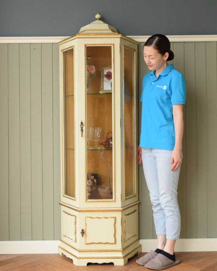 アンティークのキャビネット　アンティーク家具　フランスらしいアンティーク家具、フェミニンなディスプレイキャビネット。毎日がお姫様気分。(d-1324-f)