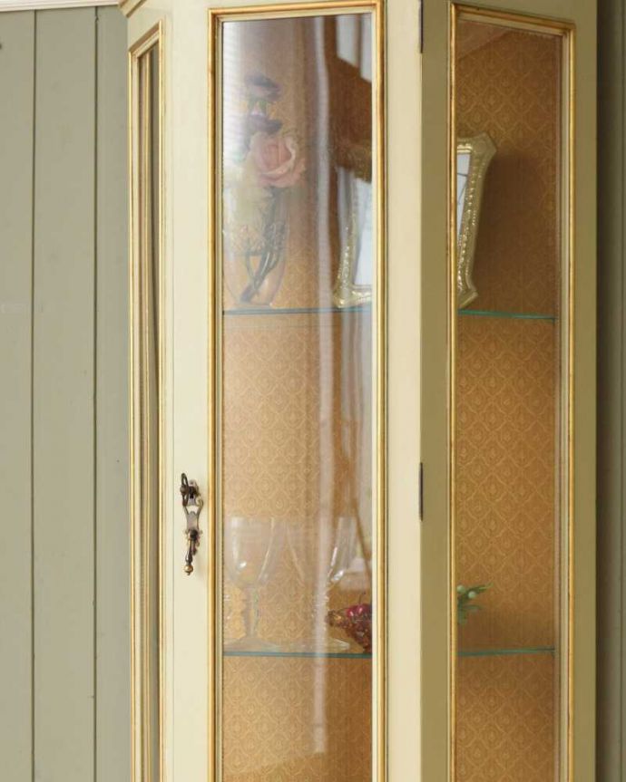 アンティークのキャビネット　アンティーク家具　フランスらしいアンティーク家具、フェミニンなディスプレイキャビネット。ガラス越しに中をのぞいてみると･･･昔、作られたアンティークのガラスは今のものと違ってゆらめきがあります。(d-1324-f)