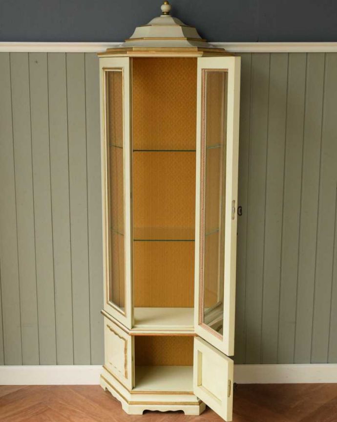 アンティークのキャビネット　アンティーク家具　フランスらしいアンティーク家具、フェミニンなディスプレイキャビネット。扉を開けると･･･棚板はガラスなので、光を反射し中に入れたものをさらに素敵に見せてくれます。(d-1324-f)