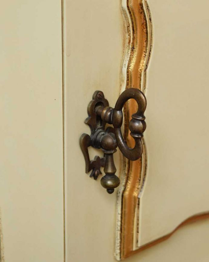 アンティークのキャビネット　アンティーク家具　フランスらしいアンティーク家具、フェミニンなディスプレイキャビネット。開ける度にワクワク取っ手もアンティークらしいデザイン。(d-1324-f)