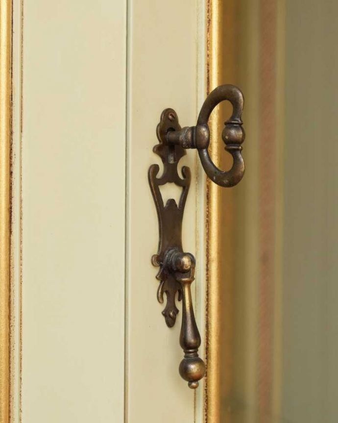 アンティークのキャビネット　アンティーク家具　フランスらしいアンティーク家具、フェミニンなディスプレイキャビネット。カギも使えますフランスらしい優雅なデザインは取っ手にも。(d-1324-f)