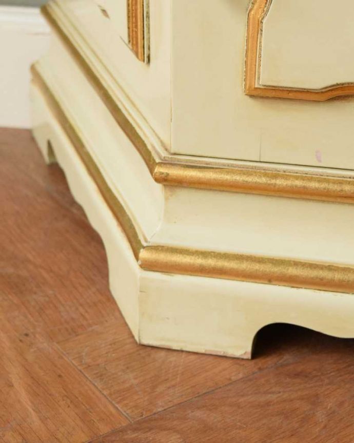 アンティークのキャビネット　アンティーク家具　フランスらしいアンティーク家具、フェミニンなディスプレイキャビネット。女性でも運べちゃう理由は･･･Handleのアンティークは、脚の裏にフェルトキーパーをお付けしていますので、重い家具でも床を滑らせれて移動出来ます。(d-1324-f)