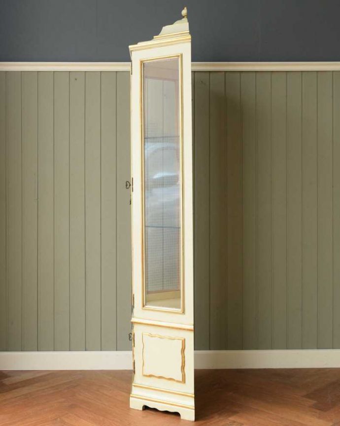 アンティークのキャビネット　アンティーク家具　フランスらしいアンティーク家具、フェミニンなディスプレイキャビネット。横から見た姿もステキ横面もガラス。(d-1324-f)