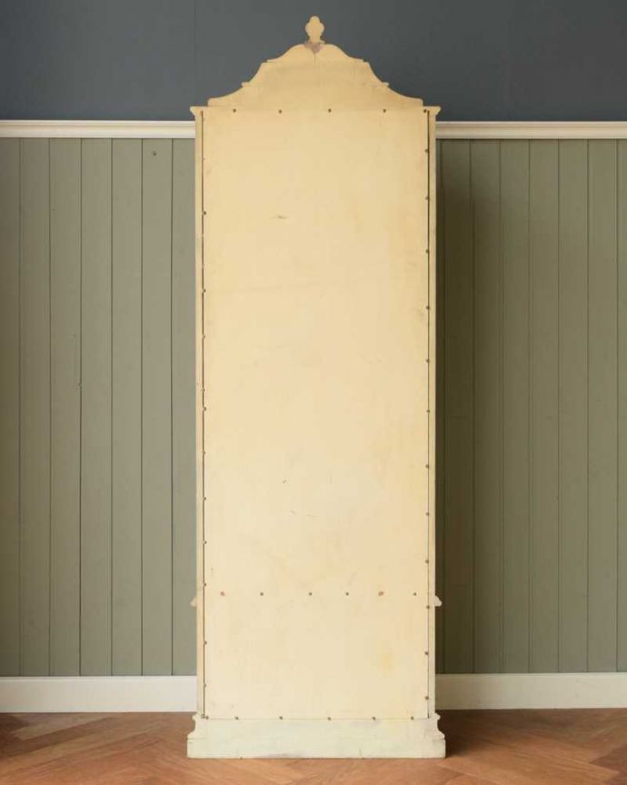 アンティークのキャビネット　アンティーク家具　フランスらしいアンティーク家具、フェミニンなディスプレイキャビネット。後ろ姿はこんな感じアンティークは新品ではないので、もちろん経年変化によるキズはありますが、専門の職人がキレイにお直しをしているので、後ろ姿もキレイです。(d-1324-f)