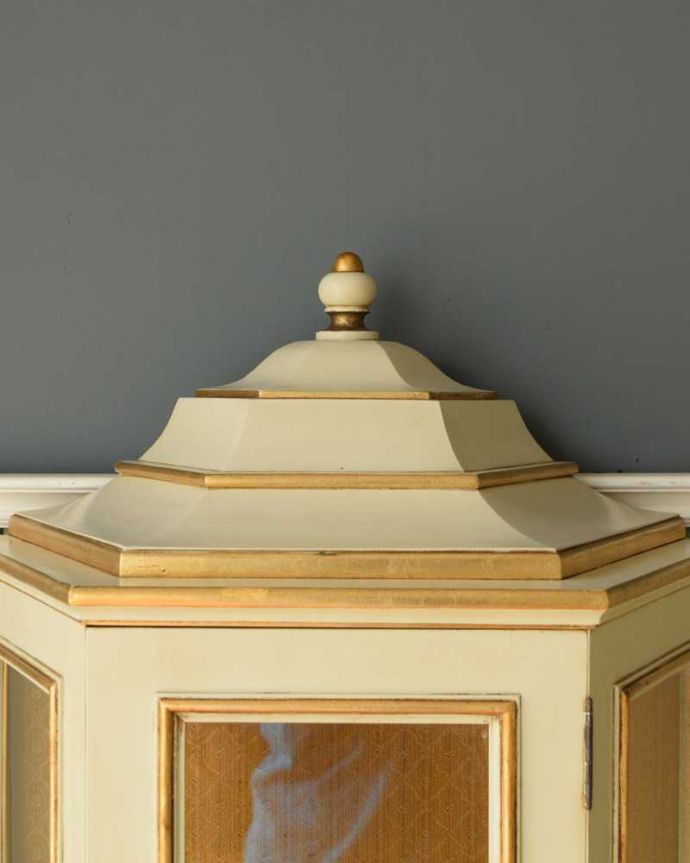 アンティークのキャビネット　アンティーク家具　フランスらしいアンティーク家具、フェミニンなディスプレイキャビネット。惚れ惚れしちゃう美しさフランスらしい可愛らしさをいろんな場所で見つけることが出来ます。(d-1324-f)