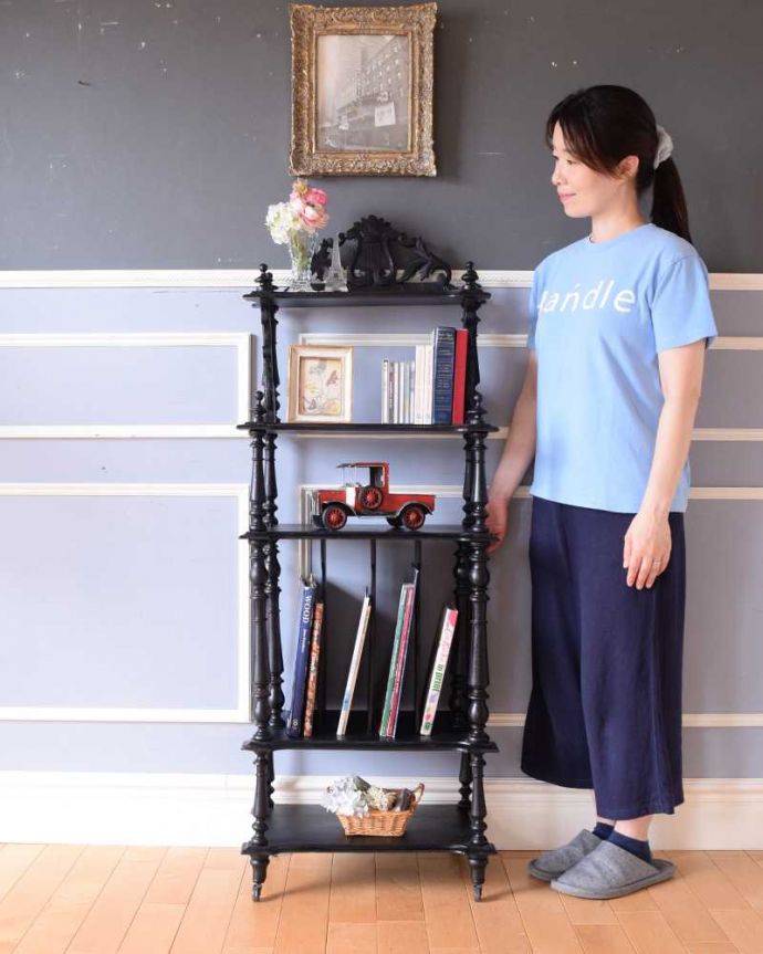 アンティークのキャビネット アンティーク家具 フレンチスタイルのアンティーク家具、 美しい装飾のミュージックキャビネット(オープンシェルフ)。お部屋をパッと華やかにしてくれるペイントの本棚背の高いフランスらしいペイントの家具。(d-1325-f)