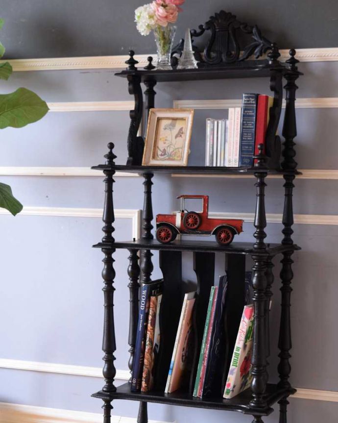 アンティークのキャビネット アンティーク家具 フレンチスタイルのアンティーク家具、 美しい装飾のミュージックキャビネット(オープンシェルフ)。タップリ収納出来る実力派見た目の美しさはもちろん、収納力たっぷり。(d-1325-f)