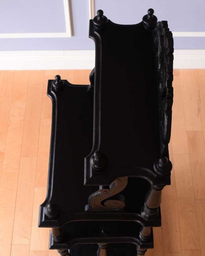 アンティークのキャビネット アンティーク家具 フレンチスタイルのアンティーク家具、 美しい装飾のミュージックキャビネット(オープンシェルフ)。上から見ると・・・天板の上にものを乗せて使えるように塗装もキレイに仕上げました。(d-1325-f)