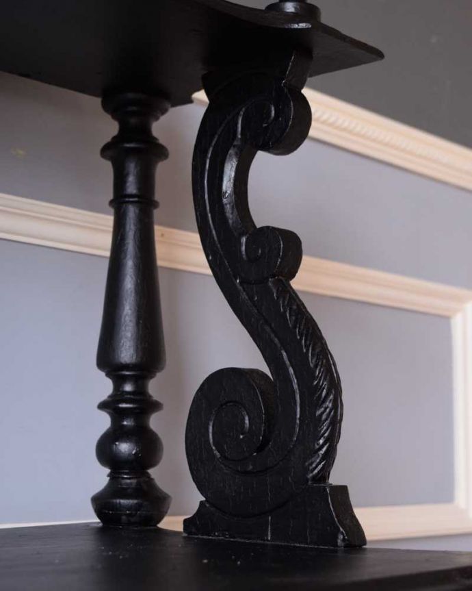 アンティークのキャビネット アンティーク家具 フレンチスタイルのアンティーク家具、 美しい装飾のミュージックキャビネット(オープンシェルフ)。やっぱりココがフランスらしい美しい彫にうっとり・・・ポイントポイントの装飾がキレイです。(d-1325-f)