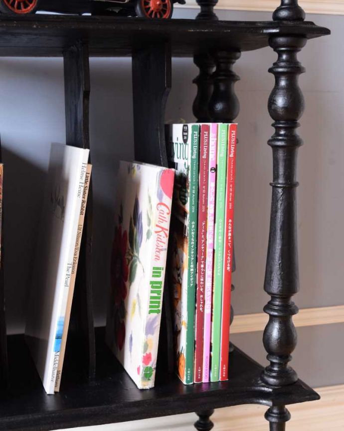 アンティークのキャビネット アンティーク家具 フレンチスタイルのアンティーク家具、 美しい装飾のミュージックキャビネット(オープンシェルフ)。A4サイズも収納出来ちゃう優れものA4サイズの雑誌までしっかり収納出来ちゃう大きさ。(d-1325-f)