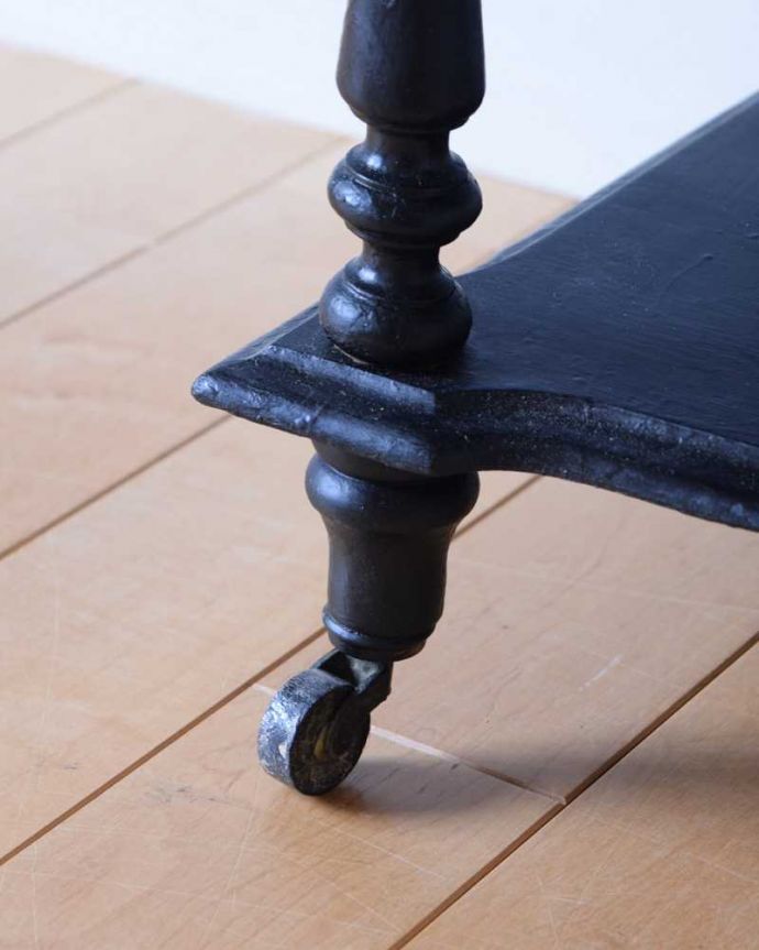 アンティークのキャビネット アンティーク家具 フレンチスタイルのアンティーク家具、 美しい装飾のミュージックキャビネット(オープンシェルフ)。脚先には、キャスターアンティークは、今のプラスチックと違って質感がいいので動きは悪いですが、ちゃんと動きます。(d-1325-f)