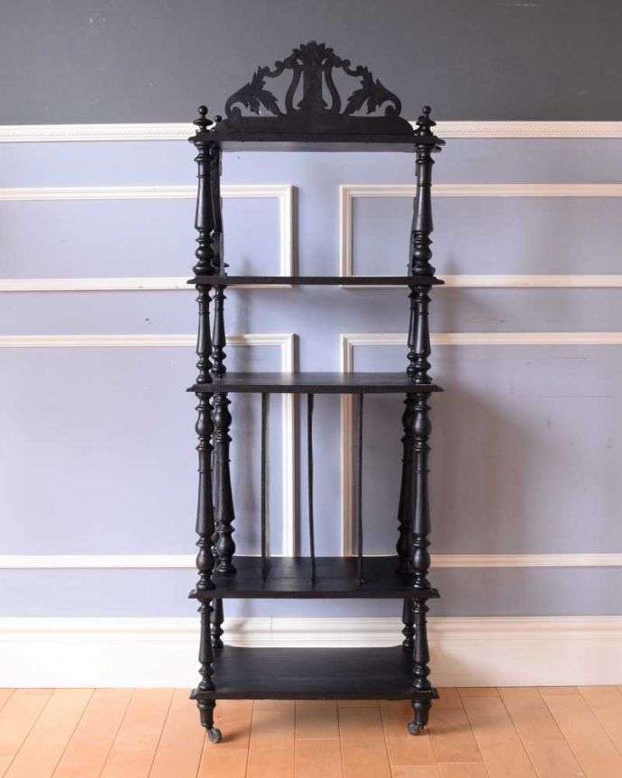 アンティークのキャビネット アンティーク家具 フレンチスタイルのアンティーク家具、 美しい装飾のミュージックキャビネット(オープンシェルフ)。もちろん後ろ姿も自信アリアンティークは新品ではないので、経年変化によるキズはありますが、専門の職人がキレイにお直しをしているので、後ろ姿にも自信があります。(d-1325-f)